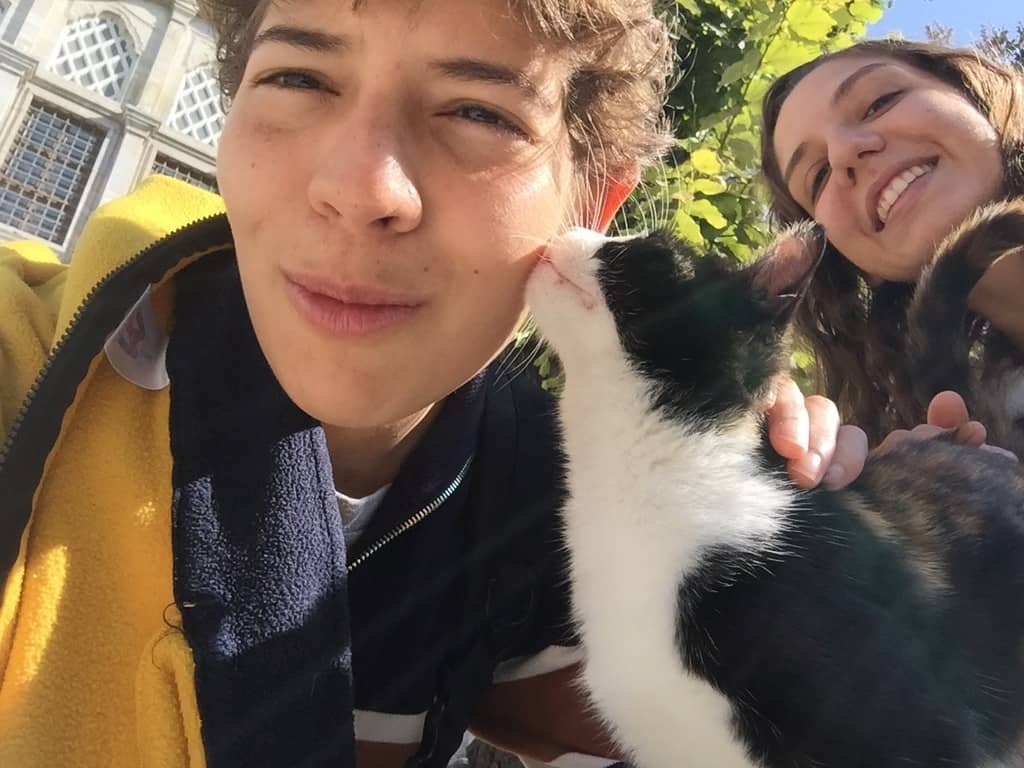 Isa and Romina with a cat