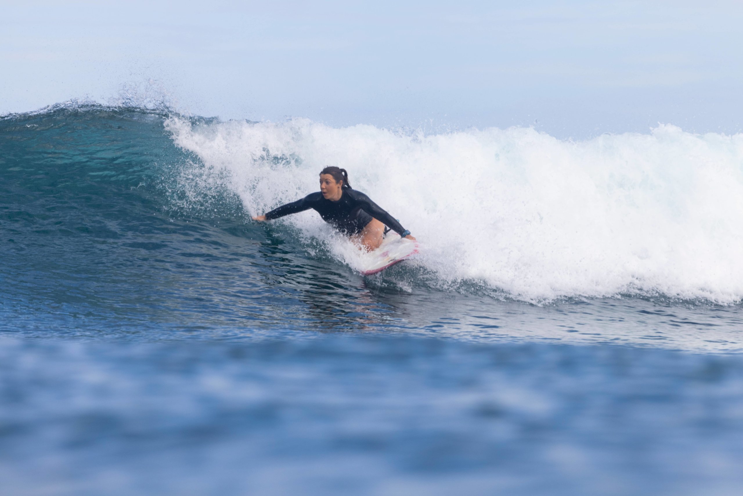 Victoria Feige kneel surfing