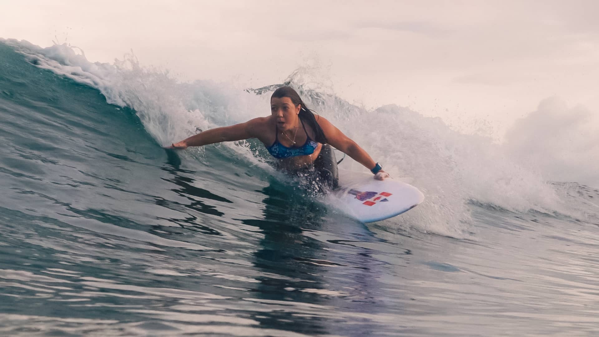 Victoria Feige surfing